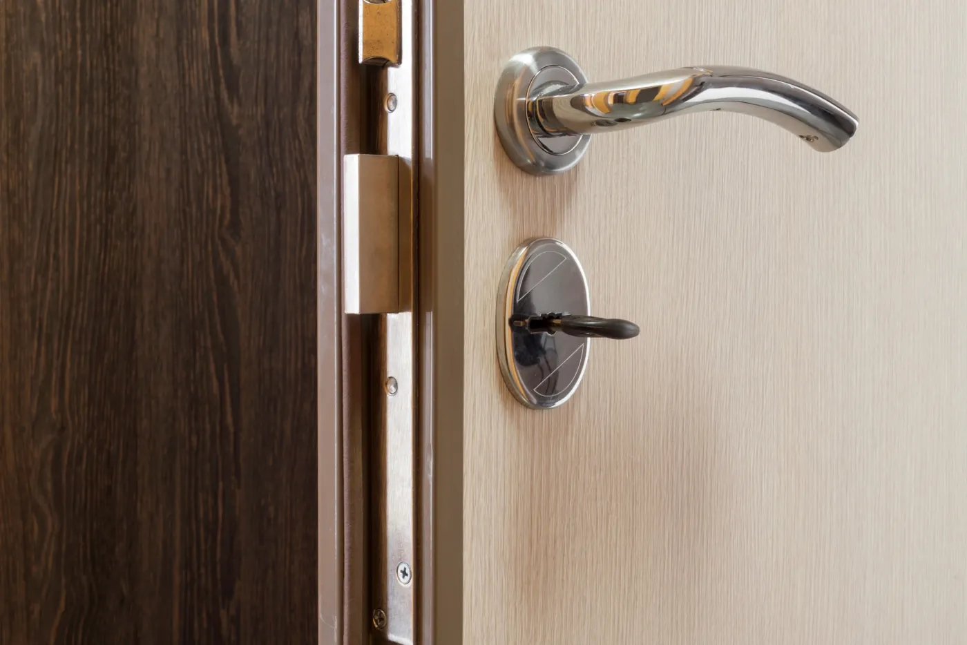 Porte de pavillon blindée avec serrure multipoints et clé dans le cylindre à Gargenville (78440)