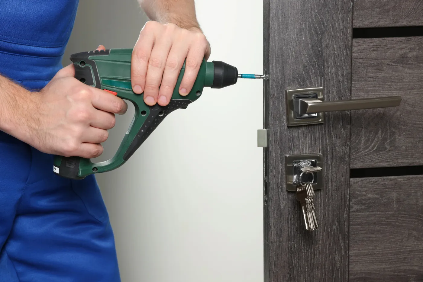 Pose et réglage d'une porte intérieure dans un pavillon de Gargenville